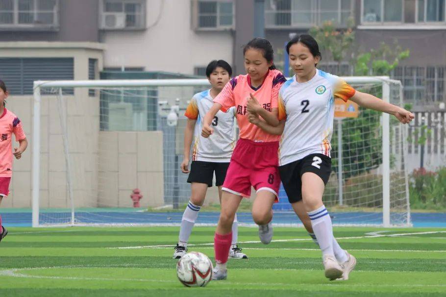 完美比赛：女子足球队实现突破