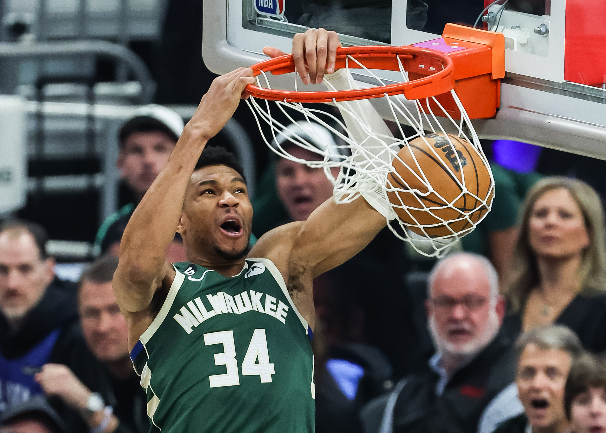 NBA关键战役:热火队客场战胜骑士队晋级东部半决赛