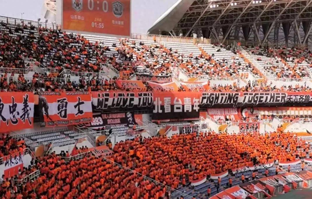 现场观众在比赛中尽情高呼助威