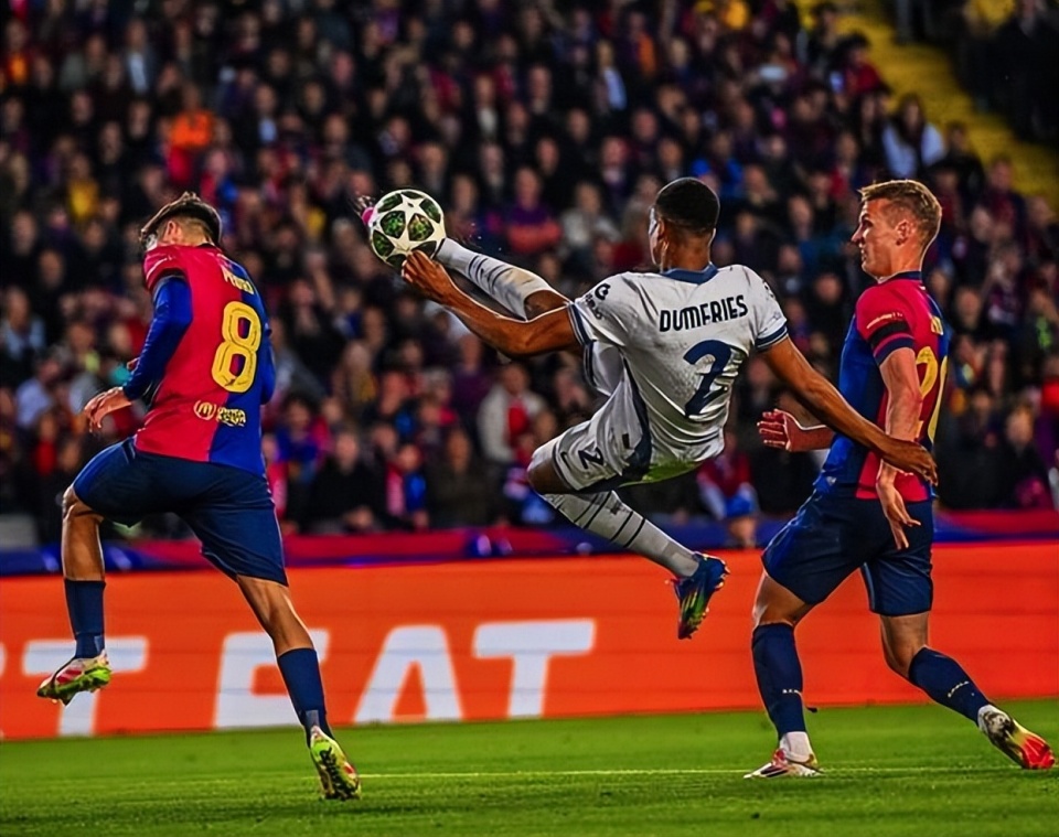 包含斯图加特阵中老将发挥突出，带领球队取胜的词条