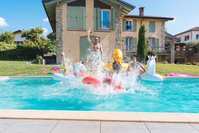 水球比赛呈现白热化,团队奋力抗衡! 水球比赛呈现白热化,团队奋力抗衡!