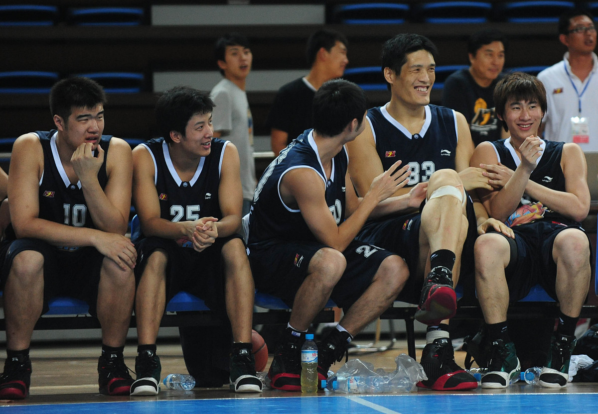 关于领头羊不敌劲旅，积分榜动荡不安的信息