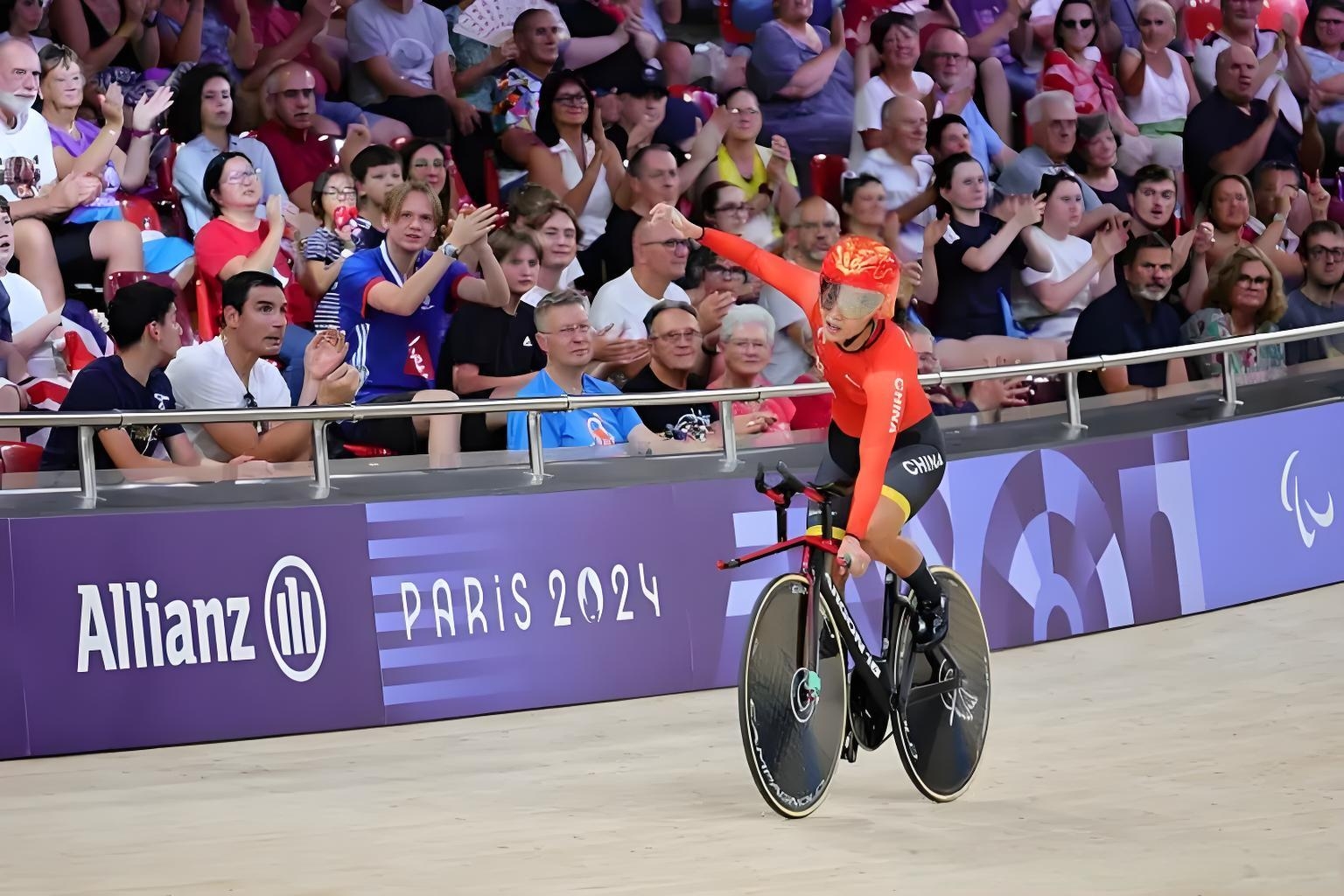 瑞士选手获得自行车女子山地冠军 瑞士选手获得自行车女子山地冠军
