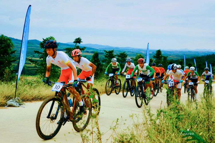 瑞士选手获得自行车女子山地冠军 瑞士选手获得自行车女子山地冠军