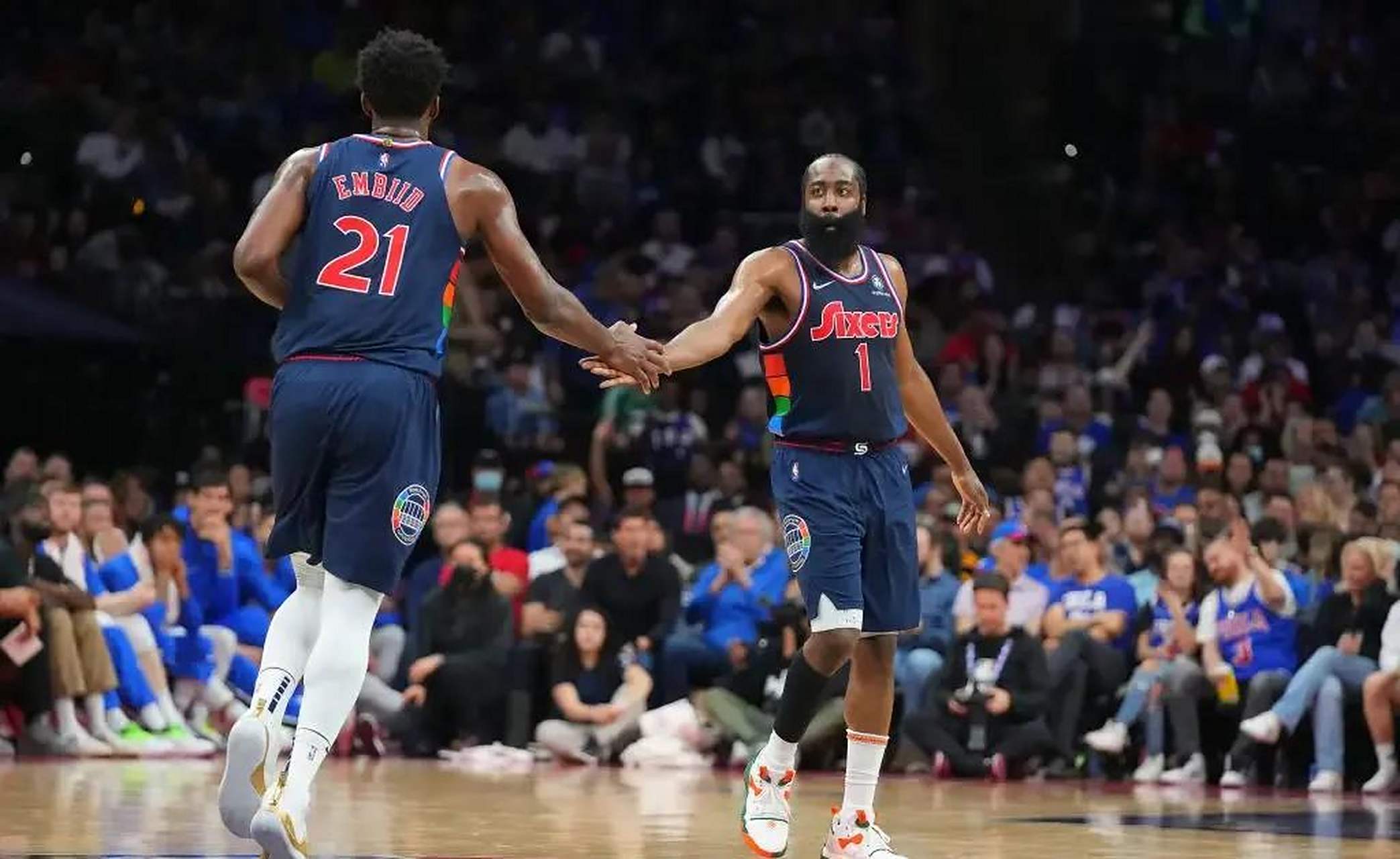 灰熊逆转雄鹿，守住季后赛希望