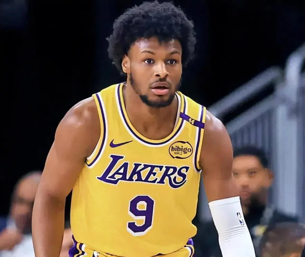 湖人轻取雄鹿,领跑西部榜首 湖人轻取雄鹿,领跑西部榜首