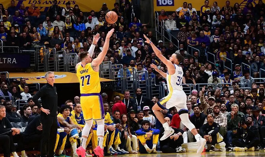 独行侠负马刺,东契奇状态火热但无力扭转败局 独行侠负马刺,东契奇状态火热但无力扭转败局