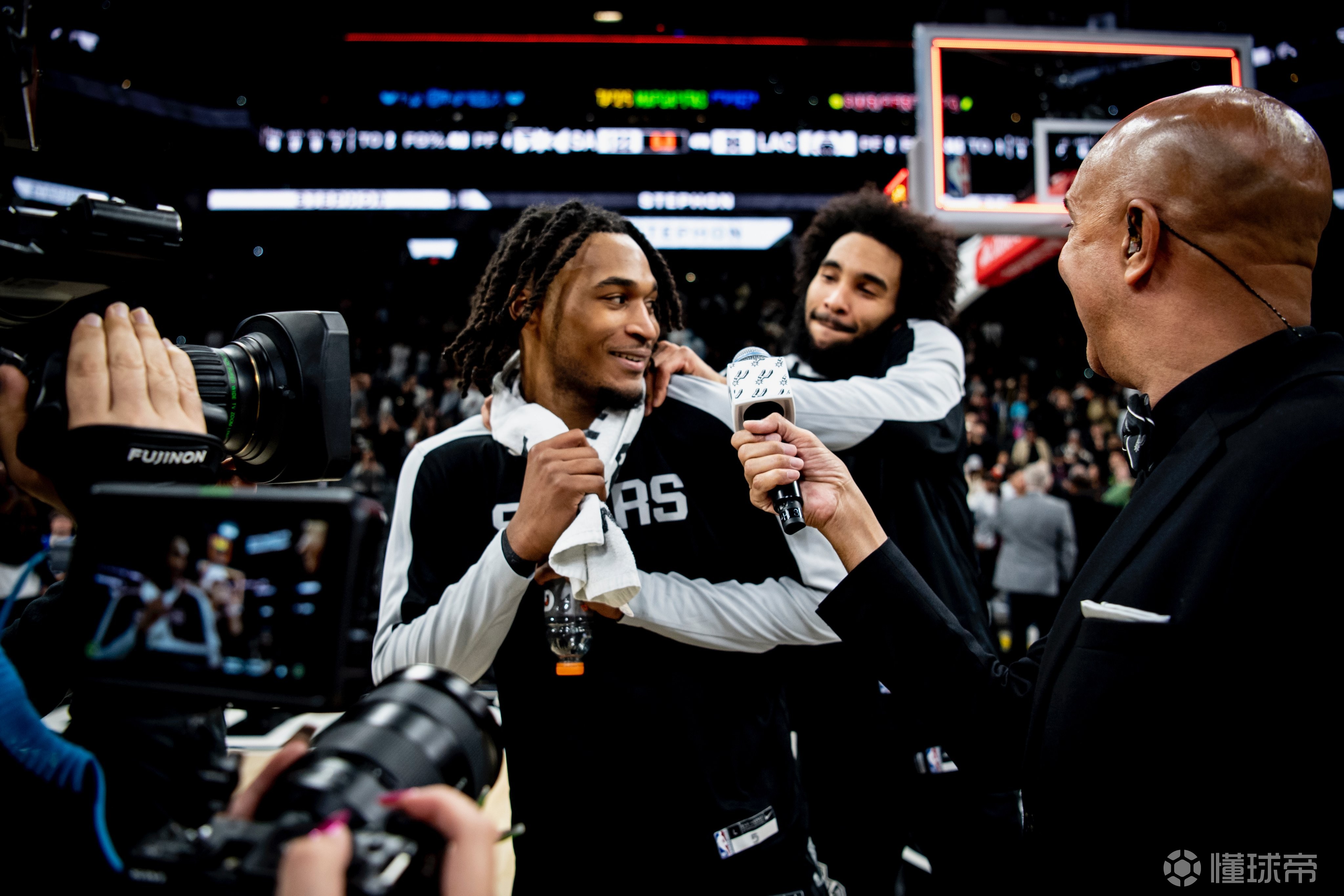 快船客场大胜马刺,取得三连胜 快船客场大胜马刺,取得三连胜